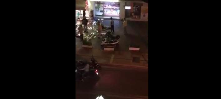 Βίντεο-ντοκουμέντο: Η στιγμή που περαστικοί ακινητοποιούν τον ληστή με το καλάσνικοφ στο Π.Φάληρο